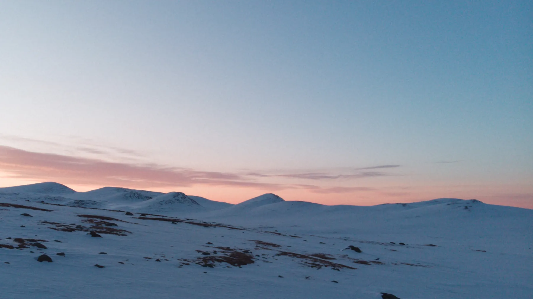 Snødekt vidde i solnedgang