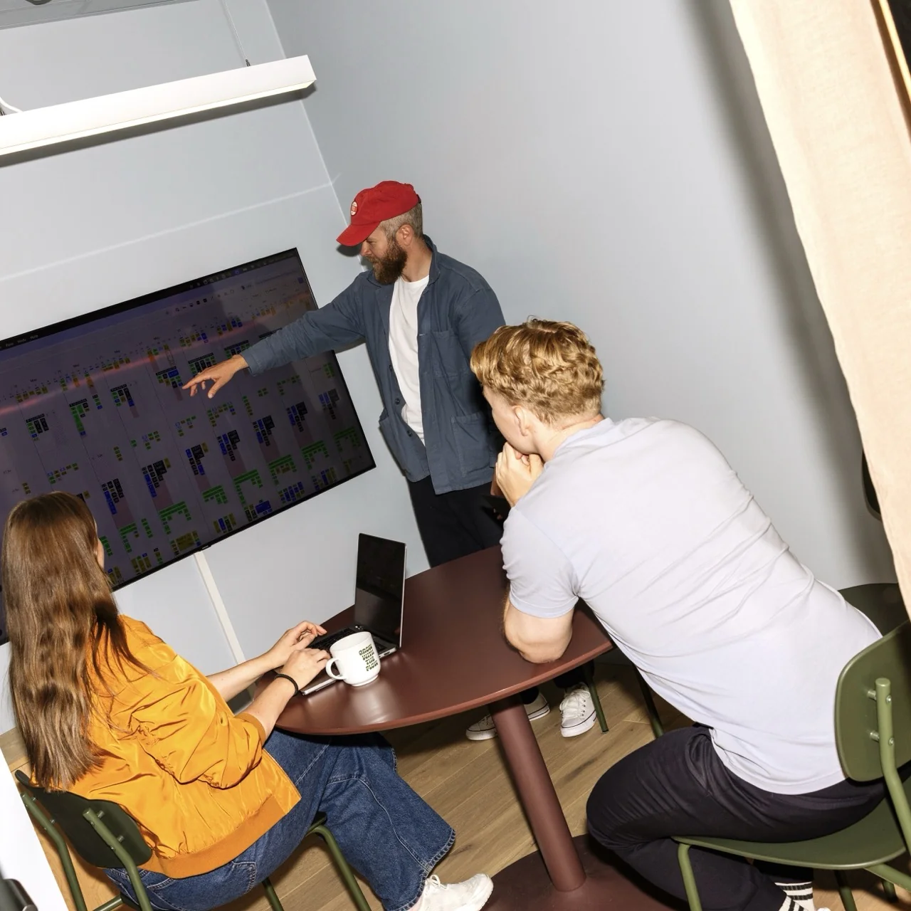 Strategiøkt hos Simpleness — teamet gjennomgår kampanjeplanen på skjerm